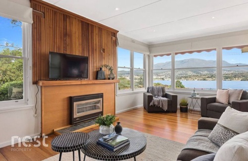 Rosny House | Water and bridge view, 10 mins drive from Hobart