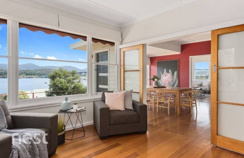 Rosny House | Water and bridge view, 10 mins drive from Hobart