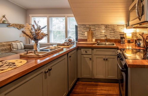 Skyland Apartment | Water & Power! Carriage House, Near Asheville and Airport!