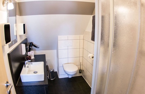 Treppendorf Apartment | Water room - modern furnished apartment near Musikhaus Thomann