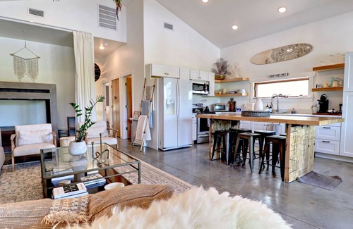Fayetteville House | Water's Edge Midnight Eddy: Lakefront~Hot Tub~Fire pit~Kayaks~more
