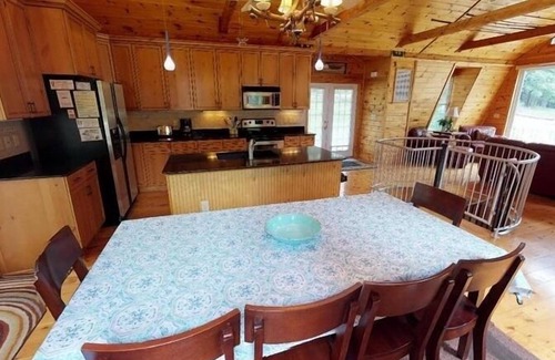 Huddleston House | Water Toys & Pet Friendly! Come Visit "Mellow Yellow"!