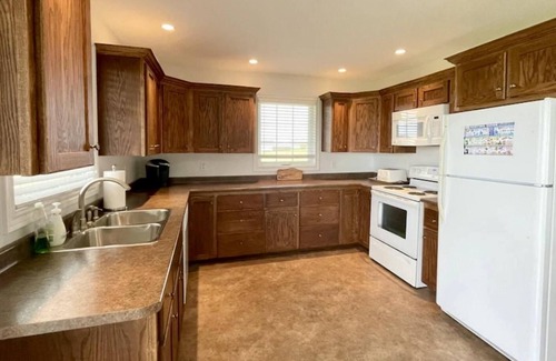 Darnley Cottage | Water view cottage - Walk to Thunder Cove Beach!