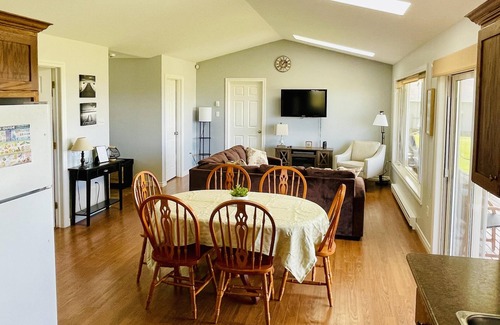 Darnley Cottage | Water view cottage - Walk to Thunder Cove Beach!
