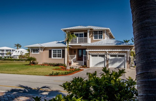 Coury House | Water views. Sleeps 10, WI-FI, Waterfront, Quick Ocean access!