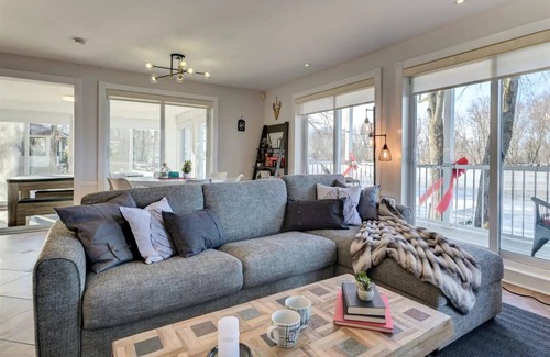 Saint-Andre-d'Argenteuil Ski Chalet | Waterfront cottage