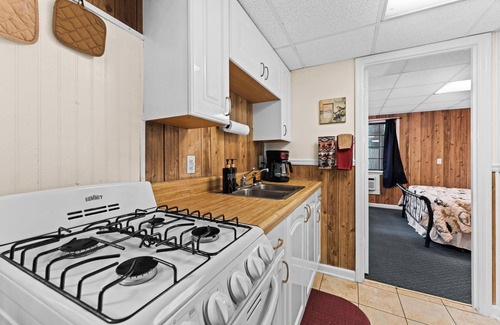 Wiley Apartment | Waterfall Retreat!-Riverfront 2-bedroom/2 Bath-Kitchen-Near Tallulah Gorge