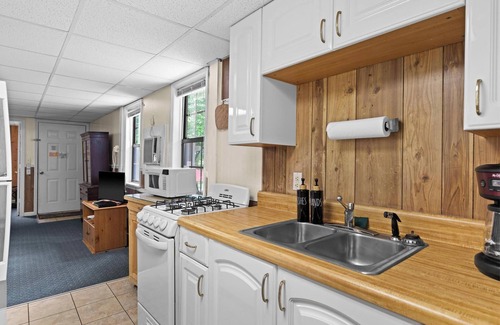 Wiley Apartment | Waterfall Retreat!-Riverfront 2-bedroom/2 Bath-Kitchen-Near Tallulah Gorge