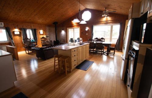 Plaisance Ski Chalet | Waterfont Cottage - Chez Plezzy Cottage