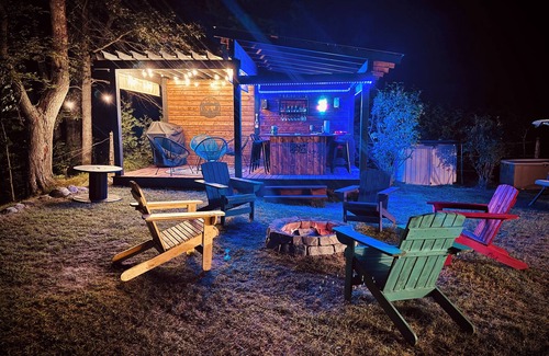 Mansfield-et-Pontefract Cottage | Waterfront Beach Paradise - 3 Bed, 2 Washroom Cottage with Outdoor Bar