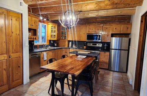 Mauricie Ski Chalet | Waterfront log cabin in Mauricie - Covered hot tub, pool table & Batiscan river