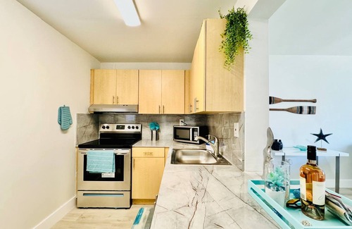 Eastern Shores Apartment | Waterfront 1BR Parking Walk to the Beach