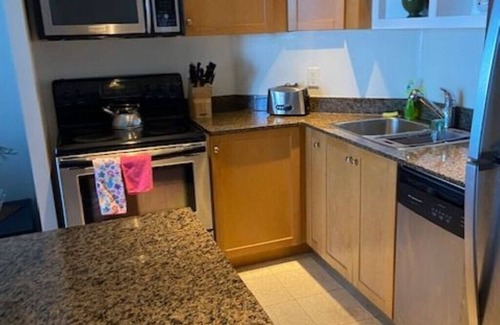 Toronto Entertainment District Condo | Waterfront 2 BR Condo, Pool, Gym, Parking & Views!