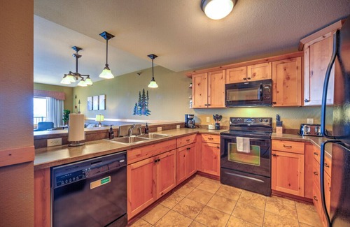 Two Harbors Condo | Waterfront 2BR Two Harbors Retreat -Pool/Hot Tub/Sauna