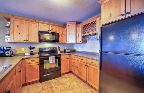 Two Harbors Condo | Waterfront 2BR Two Harbors Retreat -Pool/Hot Tub/Sauna