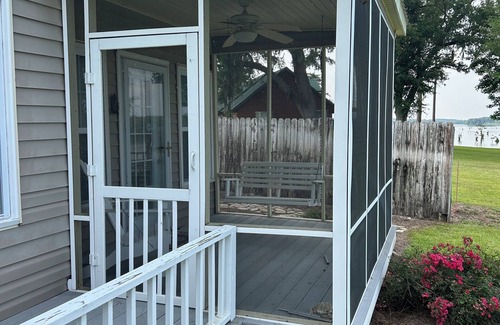 Donalsonville House | Waterfront 3 bed 3 bath, located on fisherman’s dream Lake Seminole.