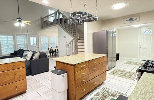 La Porte House | Waterfront 3bed/2bath with Hot Tub/Jacuzzi near Kemah Boardwalk NASA Galveston