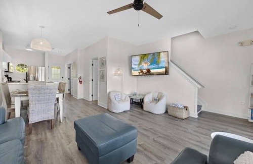 Marathon House | Waterfront! 4 Bed/3 BA Townhome, 32FTDock, Cabana Club, Paddleboard, Beach Gear!