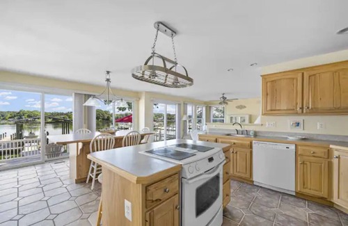 Cobb Island Cottage | Waterfront 4-bedroom home with hot tub and gym!