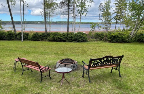 Cardigan Cottage | Waterfront - AC beach steps away Kayaking Paddle Boat Canoeing Bbq Gazebo Hamock