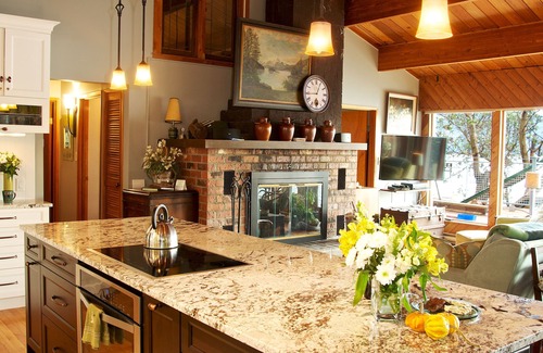 Bowen Island Cottage | Waterfront~Beach~Panoramic Sea Views~New Kitchen~Lrg Sunny Seaside decks~BBQ