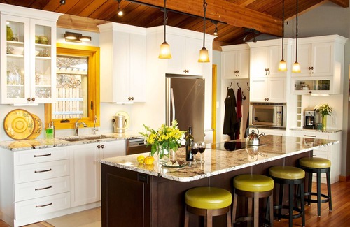 Bowen Island Cottage | Waterfront~Beach~Panoramic Sea Views~New Kitchen~Lrg Sunny Seaside decks~BBQ