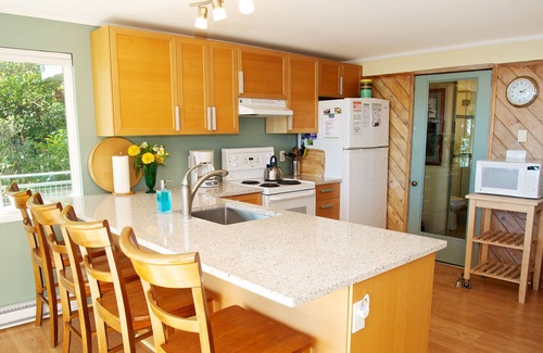 Bowen Island Apartment | Waterfront~Beach~Panoramic Southerly Views~Sunny Seaside Decks~Peaceful Studio