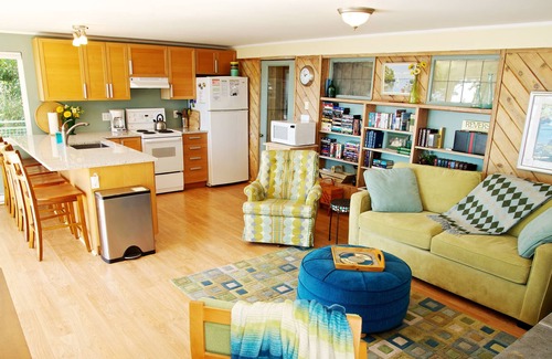 Bowen Island Apartment | Waterfront~Beach~Panoramic Southerly Views~Sunny Seaside Decks~Peaceful Studio