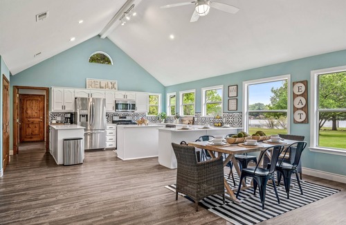Wills Point House | Waterfront Bungalow! Kayaks | Dock