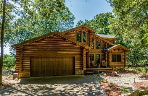 Mayes County House | Waterfront Cabin with Barbecue in Langley, Oklahoma
