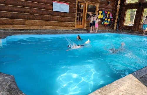 Fiddler Lake Resort Ski Chalet | Waterfront Chalet - Big Bear & Spa