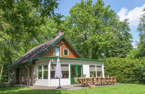 De Bult Ski Chalet | Waterfront Chalet with Sunny Terrace