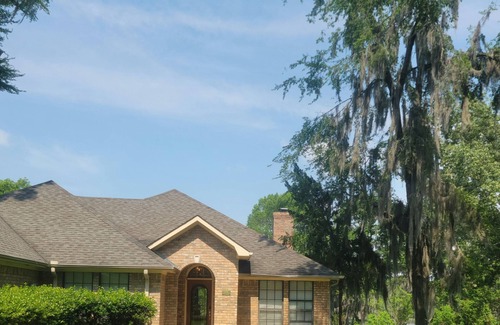 Uncertain House | Waterfront, close to Caddo State Park, walk to Shady Glade, vast deck, remodeled