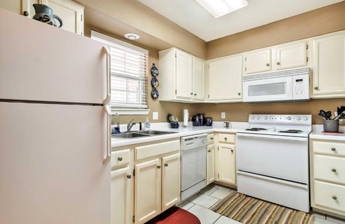 Lakeland Apartment | Waterfront Condo on Lake Ozark with Boat Slip and Pool