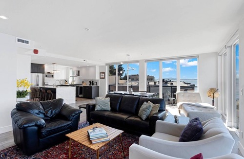 Alki Condo | Waterfront condo w/city & mountain views!