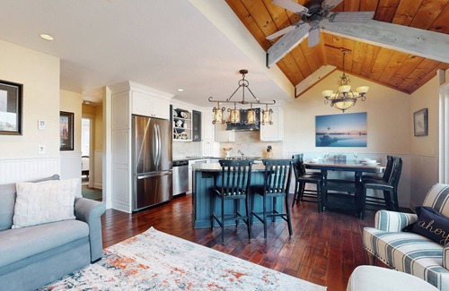Historic Bayfront Condo | Waterfront condo with bay views & shared gym - dog-friendly