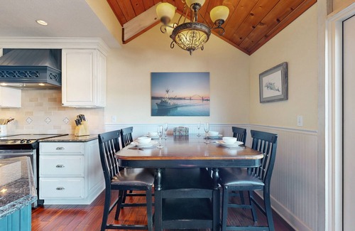 Historic Bayfront Condo | Waterfront condo with bay views & shared gym - dog-friendly