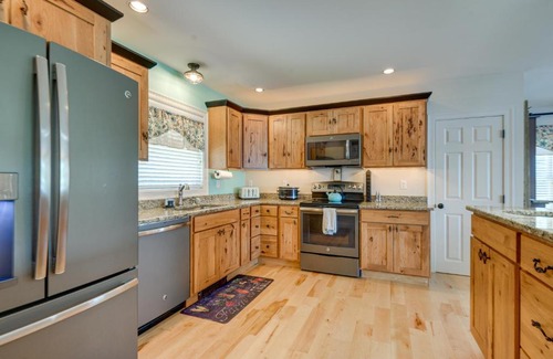 Silver Lake Apartment | Waterfront Conway Area Condo Walk to Beach!