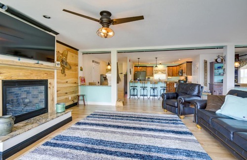 Silver Lake Apartment | Waterfront Conway Area Condo Walk to Beach!