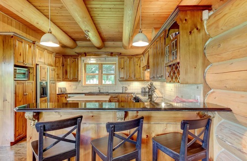 Fiddler Lake Resort Ski Chalet | Waterfront - corpo friendly, huge log chalet