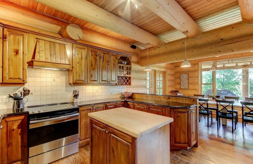 Fiddler Lake Resort Ski Chalet | Waterfront - corpo friendly, huge log chalet