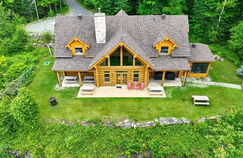 Fiddler Lake Resort Ski Chalet | Waterfront - corpo friendly, huge log chalet
