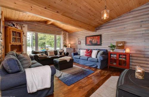 Selwyn Villa | Waterfront Cottage - Fireplace - Kawartha