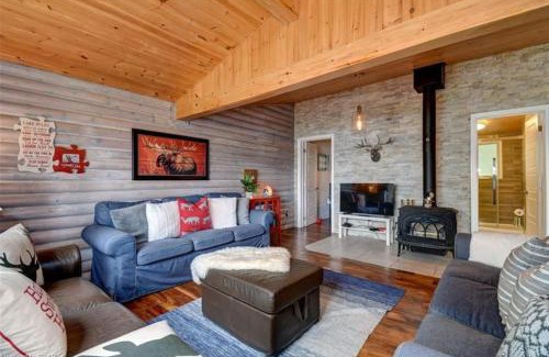 Selwyn Villa | Waterfront Cottage - Fireplace - Kawartha