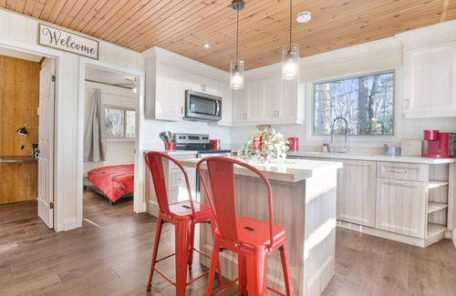 Carden Cottage | Waterfront Cottage Kawartha Lakes Pool Table Games Room Luxury