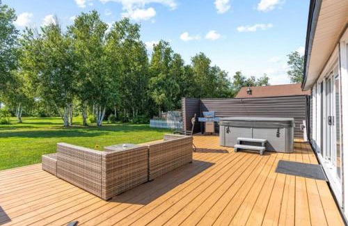 Pointe-du-Chene Ski Chalet | Waterfront Cottage 'The Dream' with Private Hot Tub
