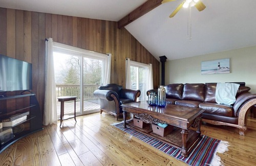 Victoria Road Cottage | Waterfront Cottage w/Heating + Kitchen + LakeView + Deck + Fishing