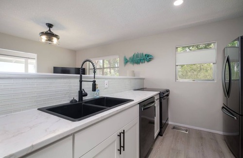 Cedar Key House | Waterfront Cottages with Sunsets, Kayaks Included!