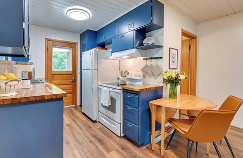 Pullman Cottage | Waterfront Deck! Chic Lower Scott Lake Cottage