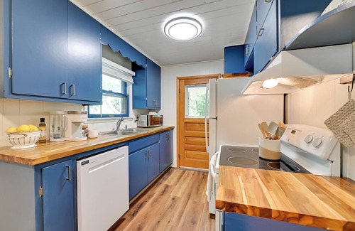Pullman Cottage | Waterfront Deck! Chic Lower Scott Lake Cottage